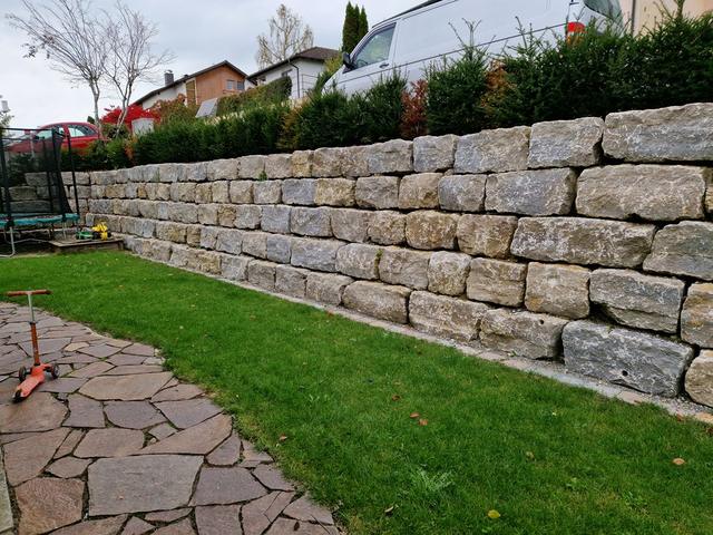 Natursteinmauer mit Polygonalplatten-Weg