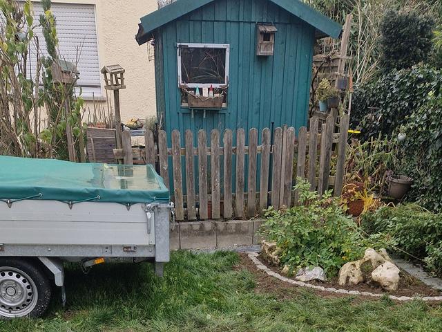 Gartenecke mit Staketenzaun und Beet