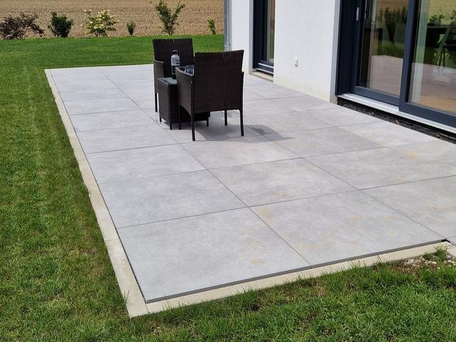 Neue Terrasse mit Rasenanschluss