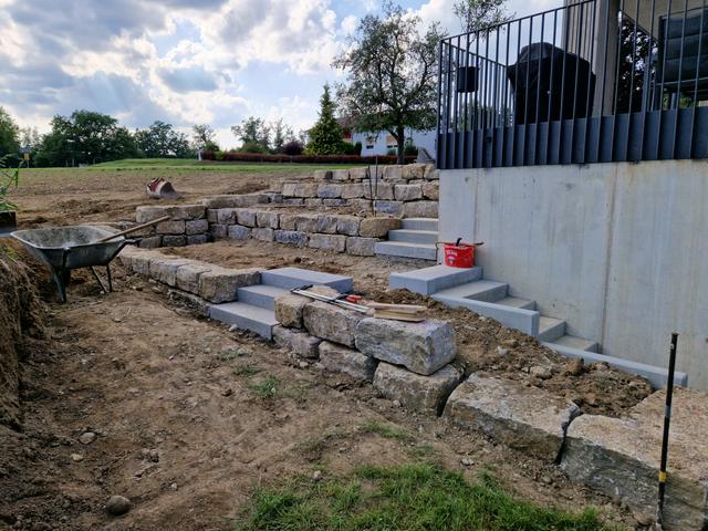 Bau einer Natursteinmauer mit Treppenanlage