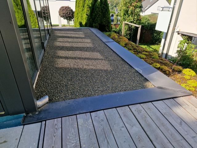 Kiesweg mit Holzterrasse
