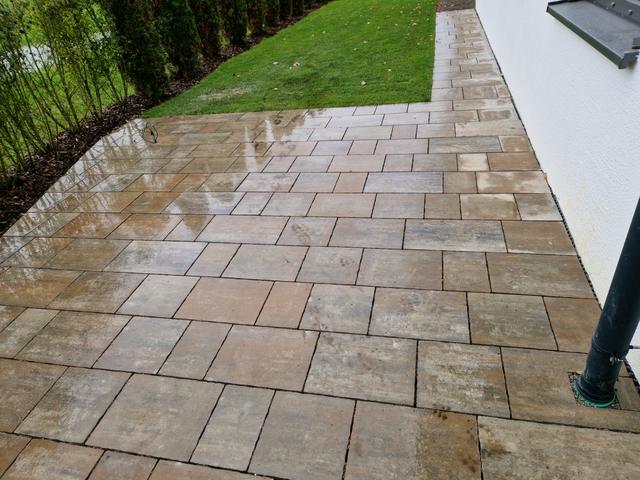 Terrasse aus Natursteinplatten