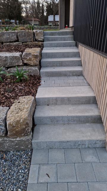 Blockstufen-Treppe mit Natursteinmauer