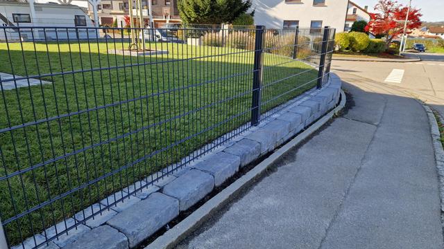 Doppelstabmattenzaun auf Granitsockel