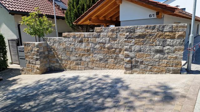 Natursteinmauer als Sichtschutz an der Einfahrt