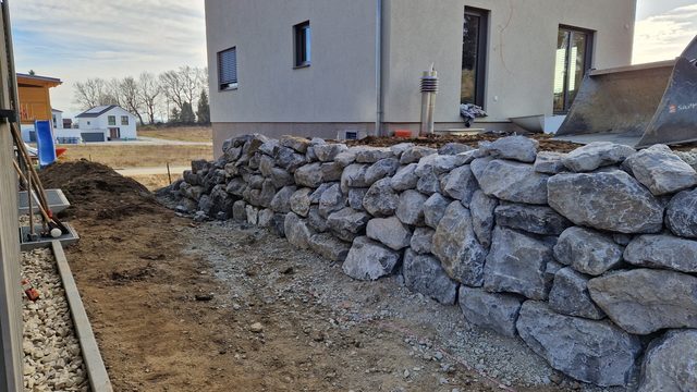 Mauer aus Kalksteinblöcken, Gelände vorbereitet