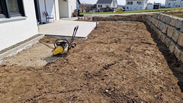Planum verdichten für die neue Gartenfläche