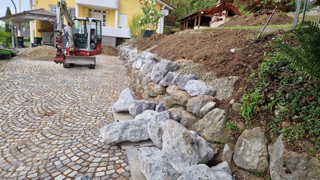 Aufbau einer Felsenmauer am Hang