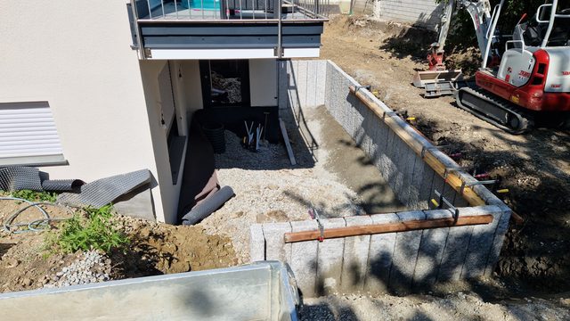 Granitstelen als Einfassung am Kellerabgang