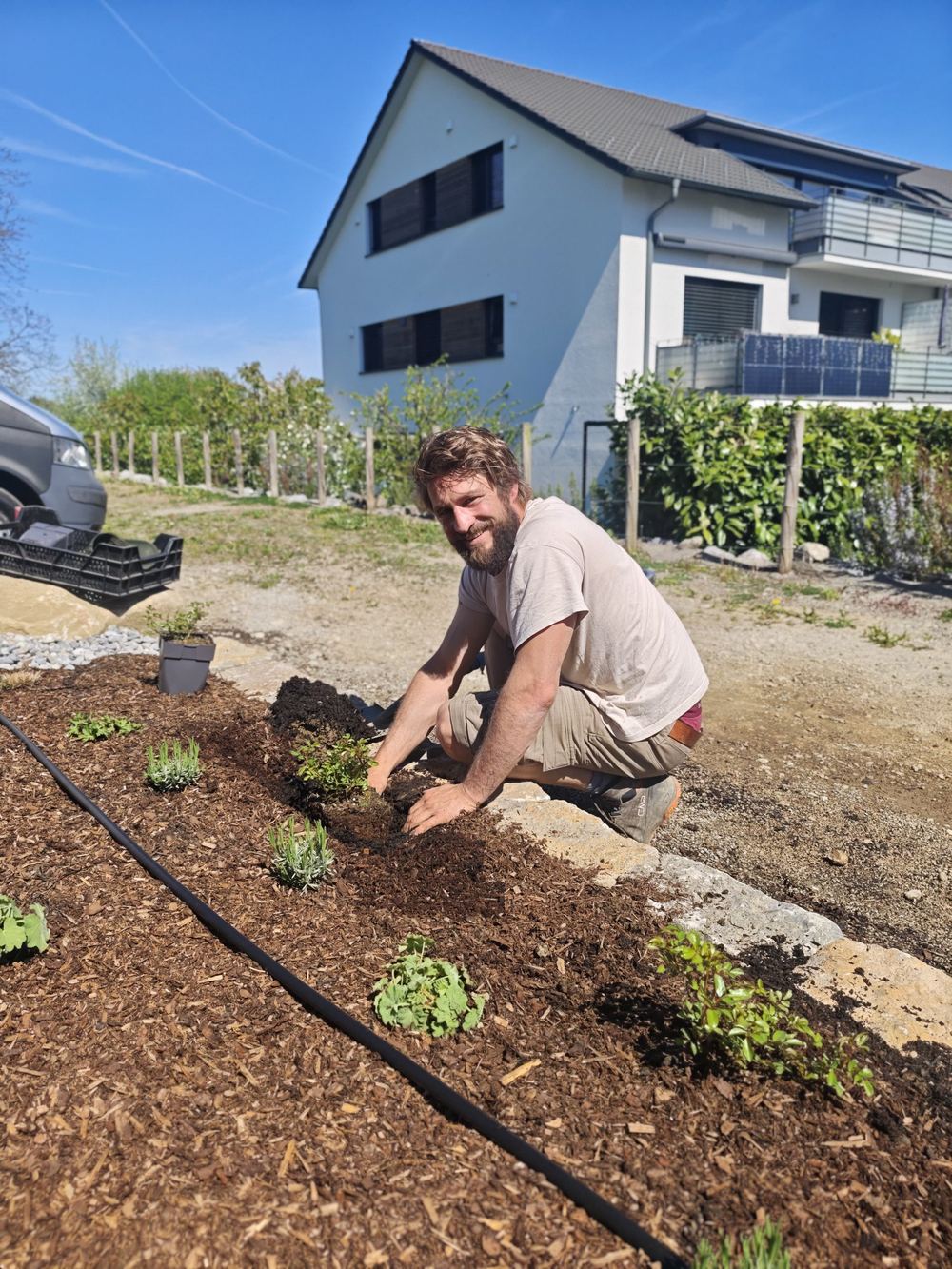 Vincenz Eninger beim Bepflanzen eines neuen Beets