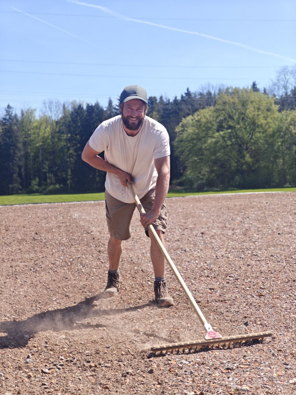 Vincenz Eninger, Gründer von Eninger Gartenbau, bei der Arbeit